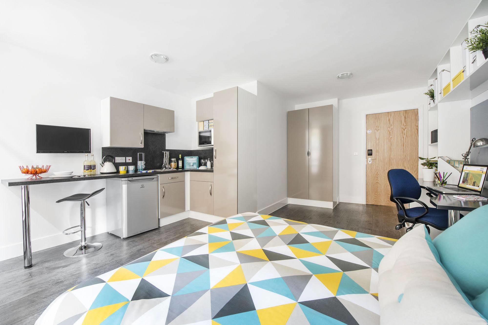Destiny Student - Holyrood Apartment Единбург Екстериор снимка